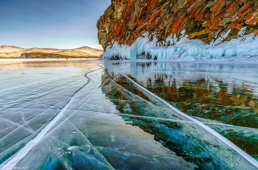 Lake baikal russia. Изумрудный лёд на озере Байкал. Озеро Байкал, Восточная Сибирь. Иркутск Байкал лед. Озеро Байкал зима.